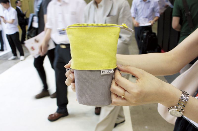 Delde - hộp bút biết đứng